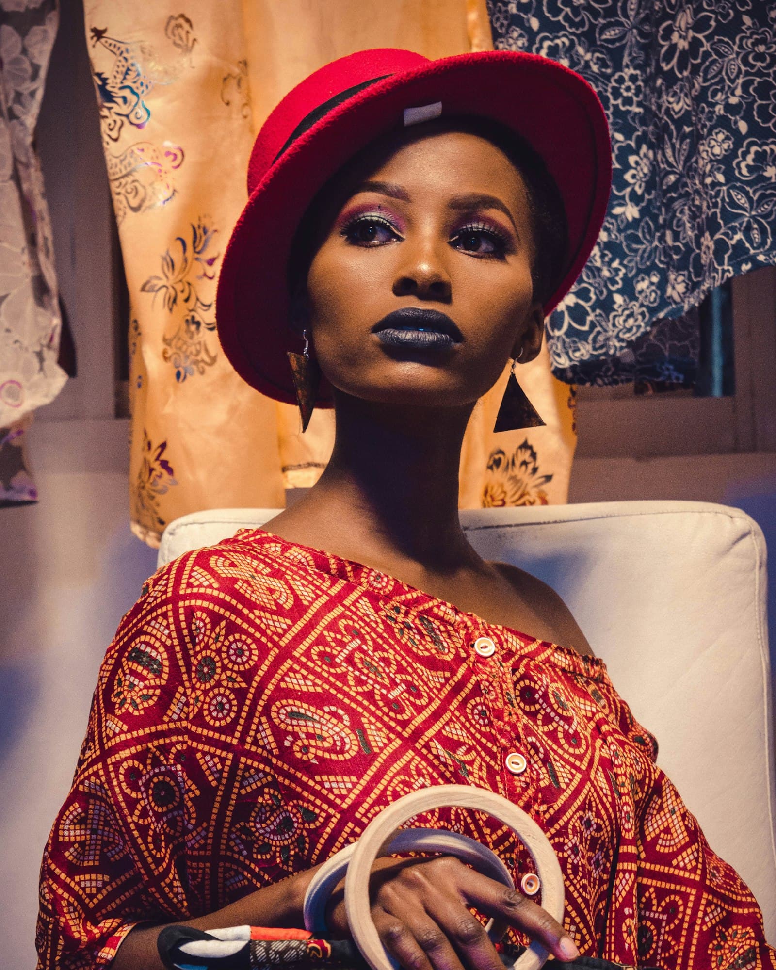Silhouette MAKENVA : sac, montre et souliers en cuir, photographiée à Dakar