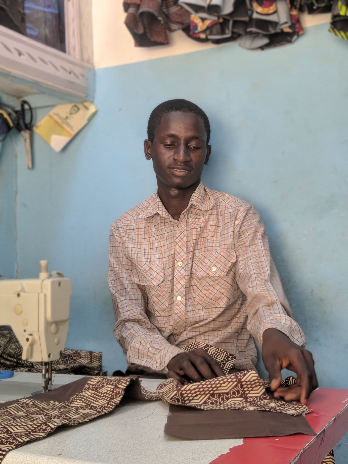 Étoffes et travail de couture à l’atelier MAKENVA