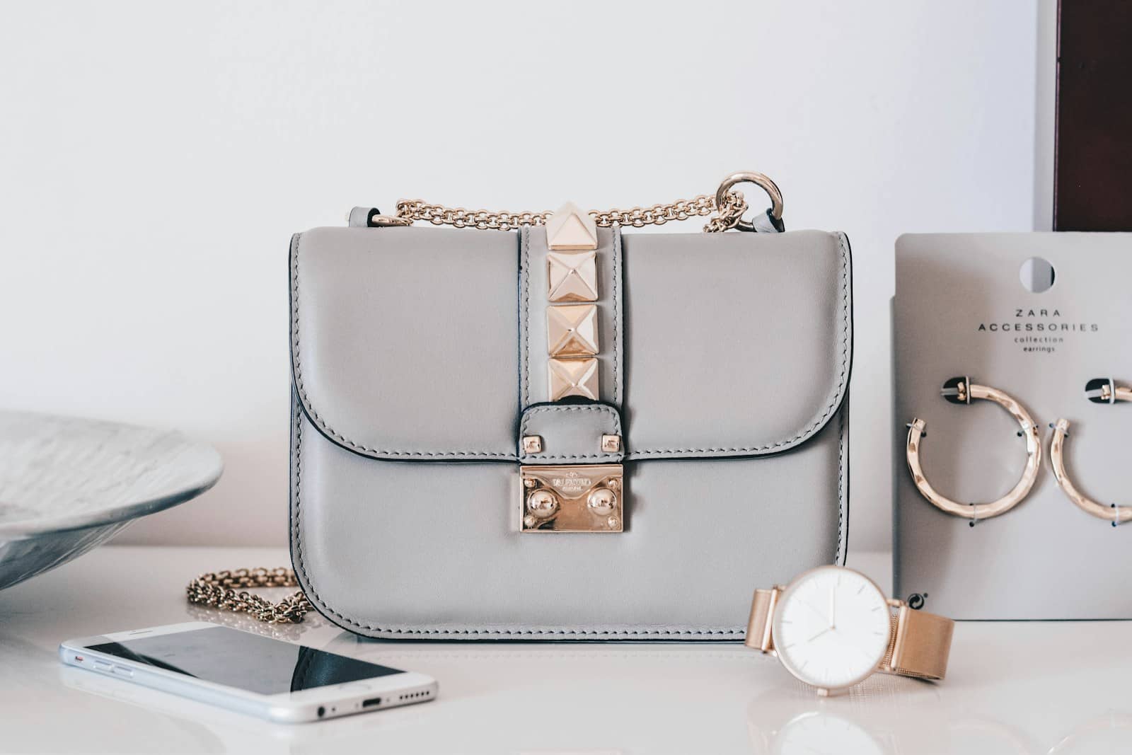 Nature morte : sac, montre et souliers MAKENVA